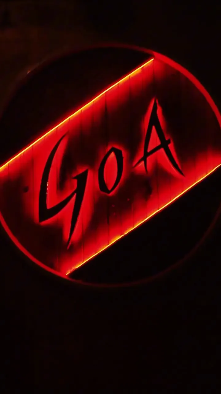 El letrero de neón rojo de GOA