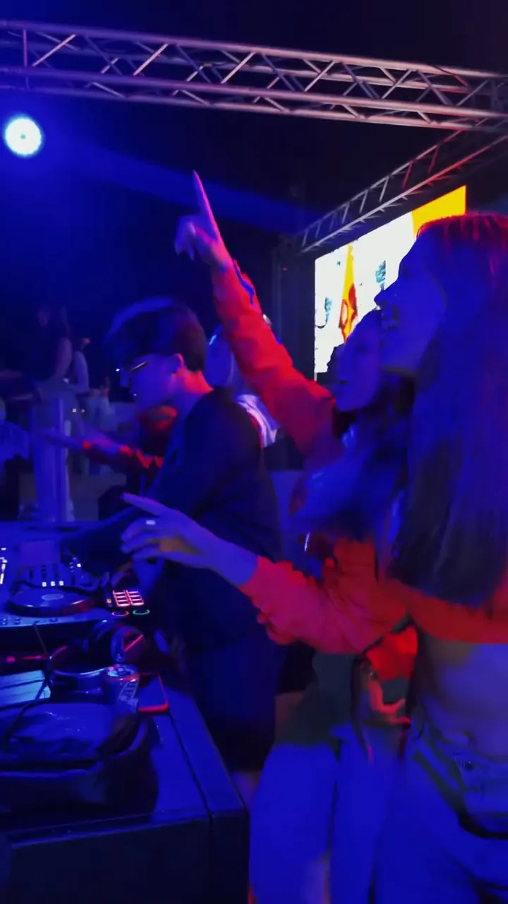 El DJ booth en el aniversario de El Despelote