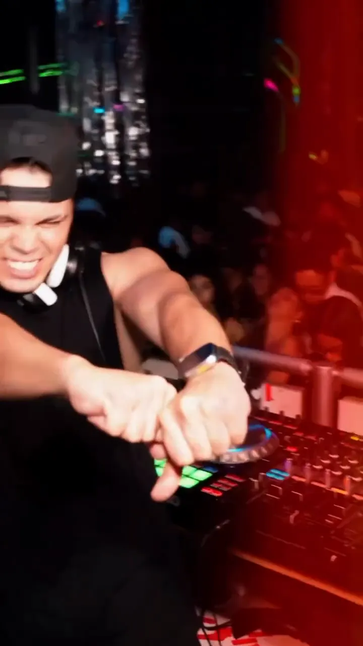 DJ y pista del salón de GOA